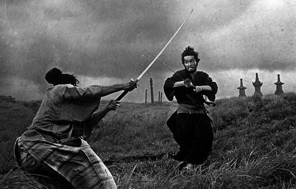 El samurai golpea a un enemigo en medio de la hierba alta