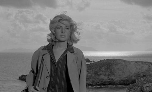 La protagonista mira al mar desde la cumbre de la montaña de la isla
