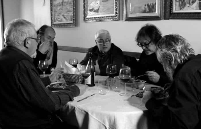 Los viejos luchadores se reúnen a comer juntos y rememorar antiguas historias