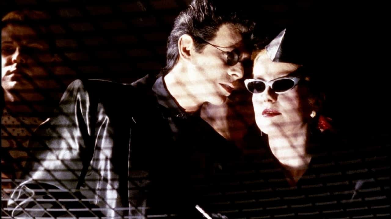 La pareja de vampiros protagonistas estudian a sus presas en una discoteca con gafas de sol