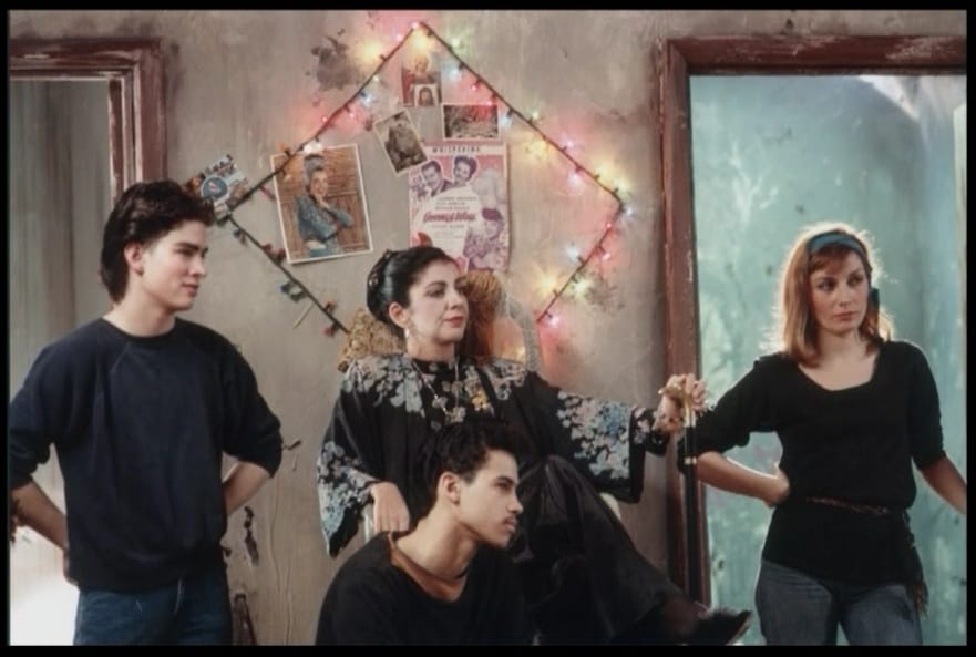 La familia se reúne con unas luces de Navidad al fondo