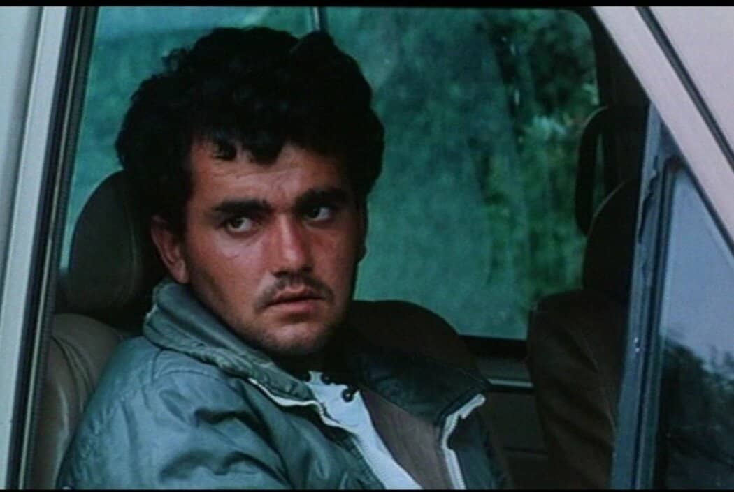 El protagonista se dirige en coche a la filmación