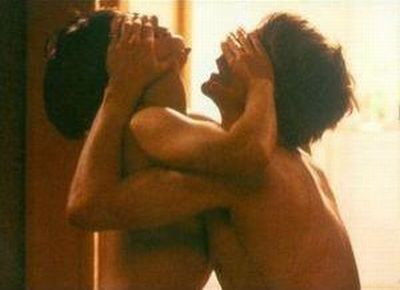 Los amantes hacen el amor mientras se cierran los ojos entre ellos