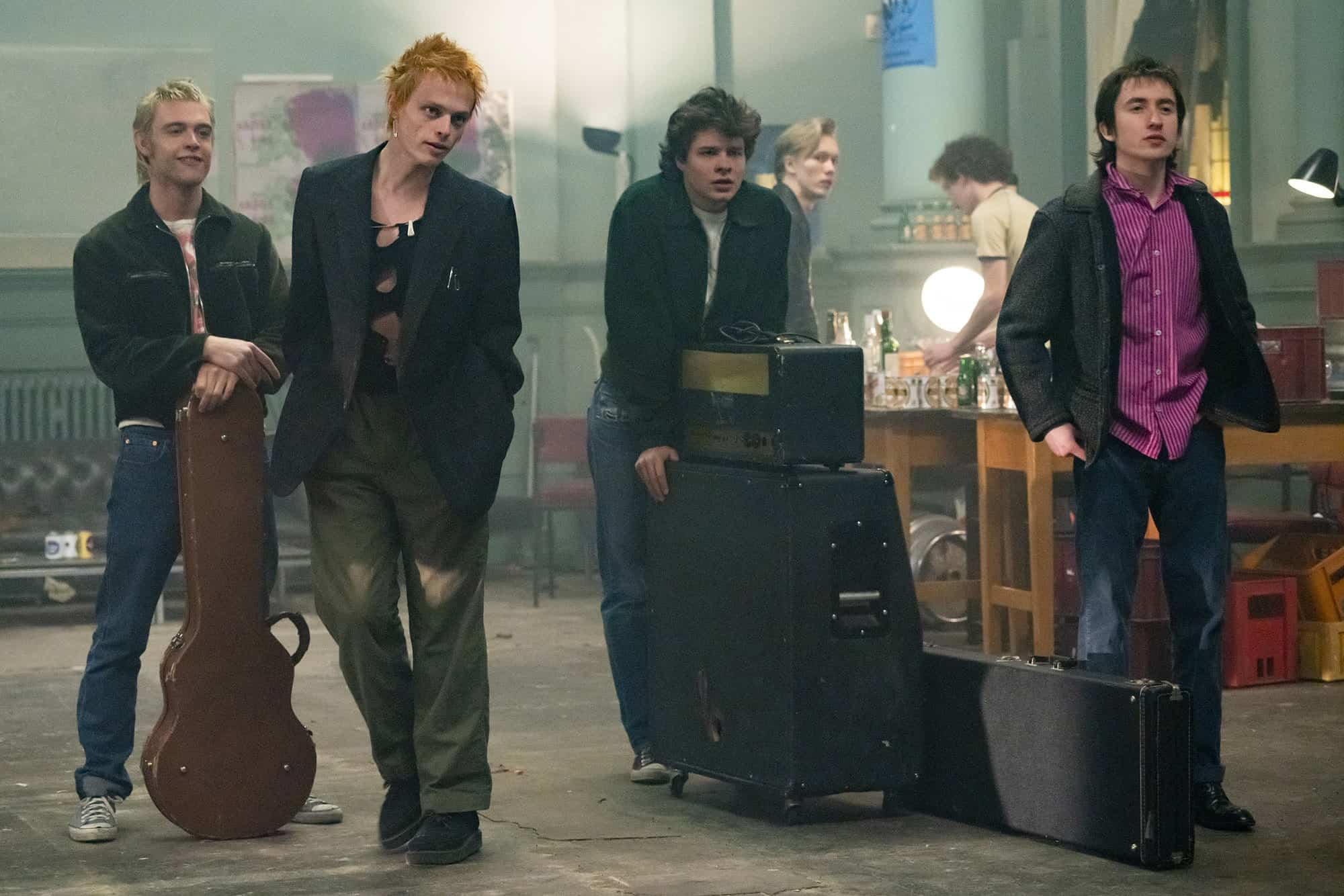 Los cuatro protagonistas llegan a un bar a tocar con sus instrumentos