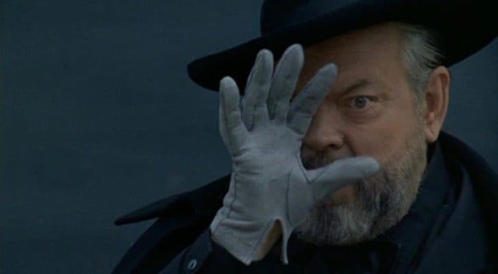 El director hace un truco de magia con su mano enguantada