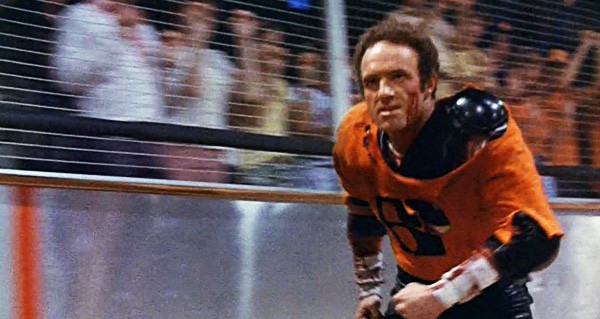 El protagonista herido acaba la película recorriendo la cancha mientras corean su nombre