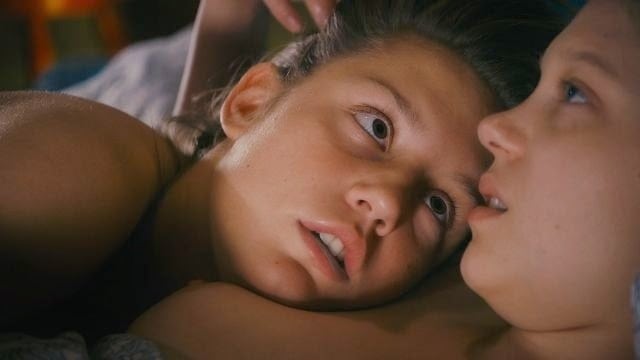 La protagonista mira a su novia apoyada en su hombro