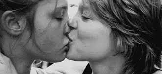 La pareja protagonista se besa en blanco y negro