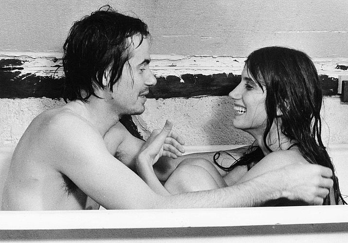 La pareja protagonista se ríe en la bañera