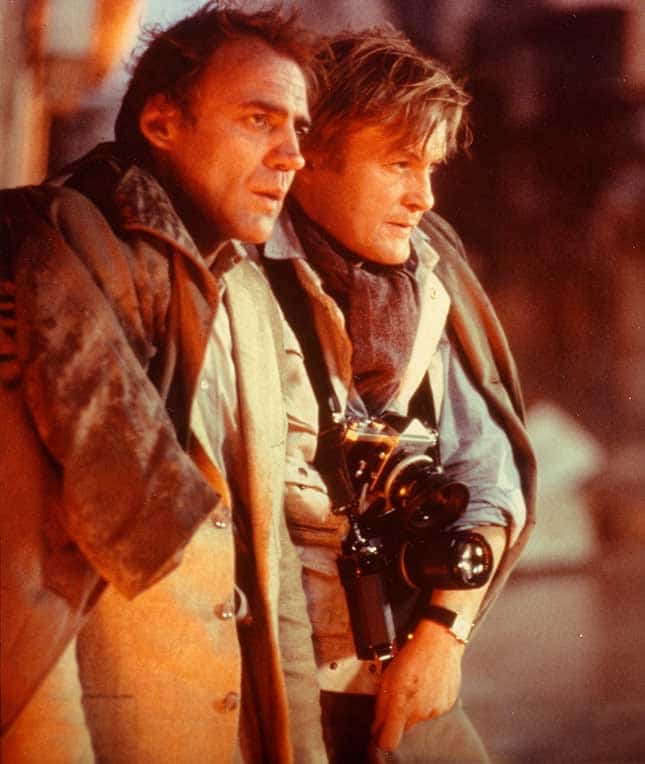El periodista y su fotógrafo contemplan un incendio