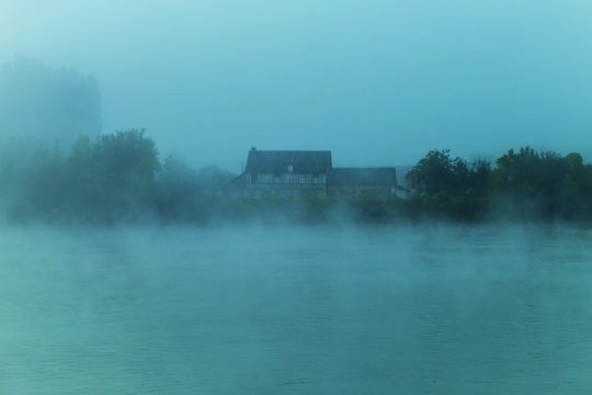 La niebla se escapa del río en el norte de Francia
