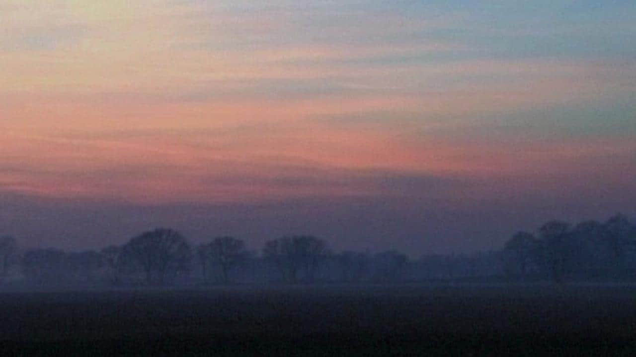 Amanece sobre el campo italiano con una capa ligera de bruma