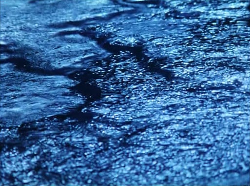 El agua del río se va congelando y descongelando según llega la noche