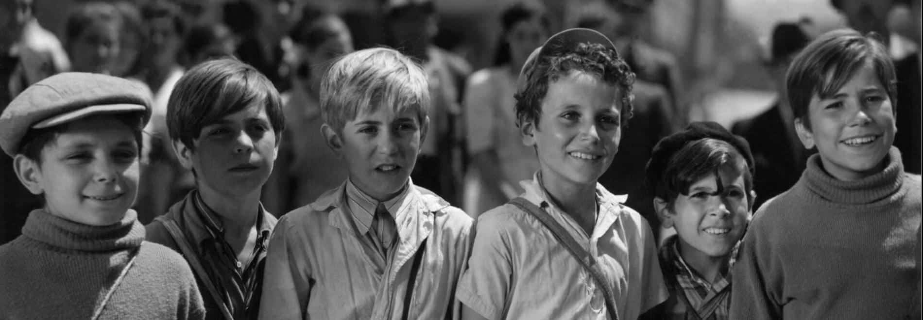 Los niños de la calle se ríen de una representación cómica