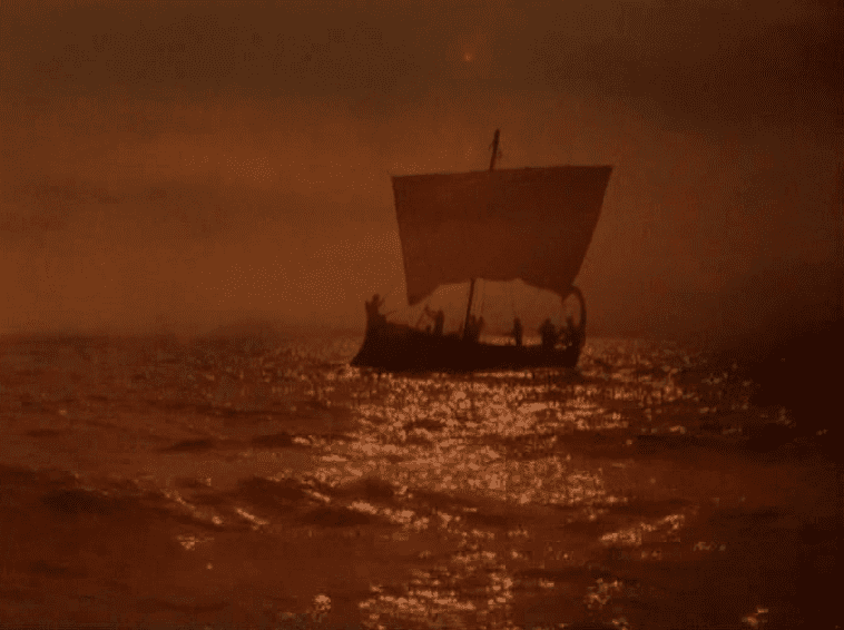 El barco del héroe navega al atardecer sobre un mar dorado