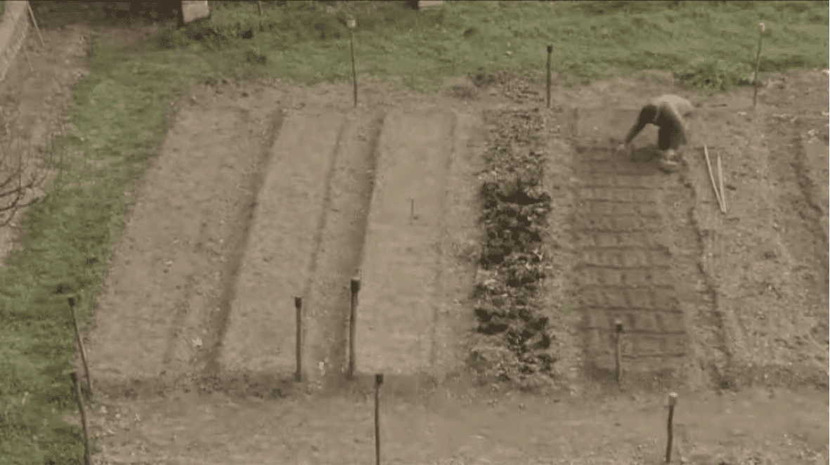 El campesino preparar la tierra para plantar las semillas