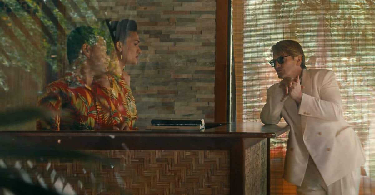 El protagonista habla con dos empleados de la recepción