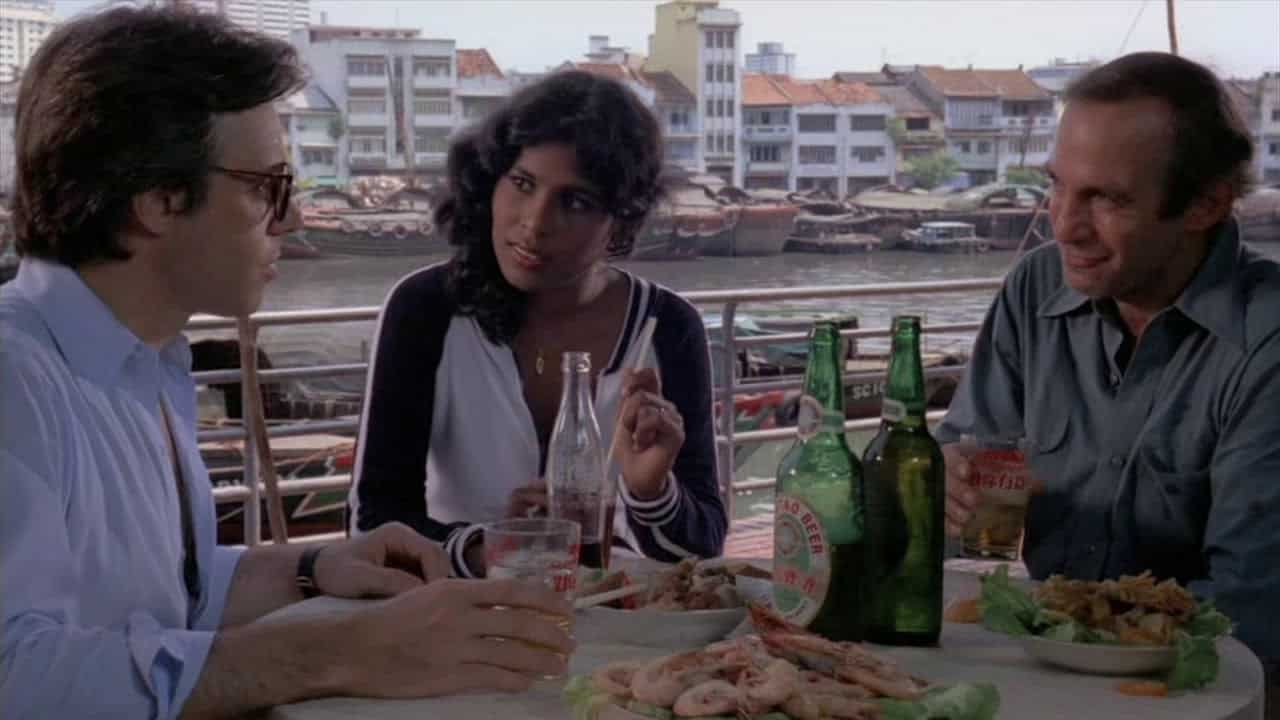 Los protagonistas charlan en la terraza de un restaurante