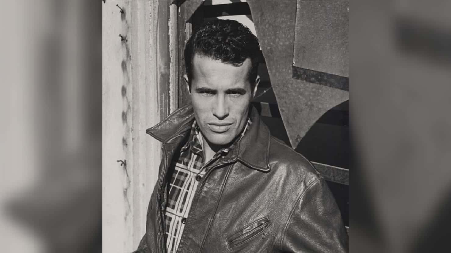 El artista joven con chaqueta de cuero de motorista
