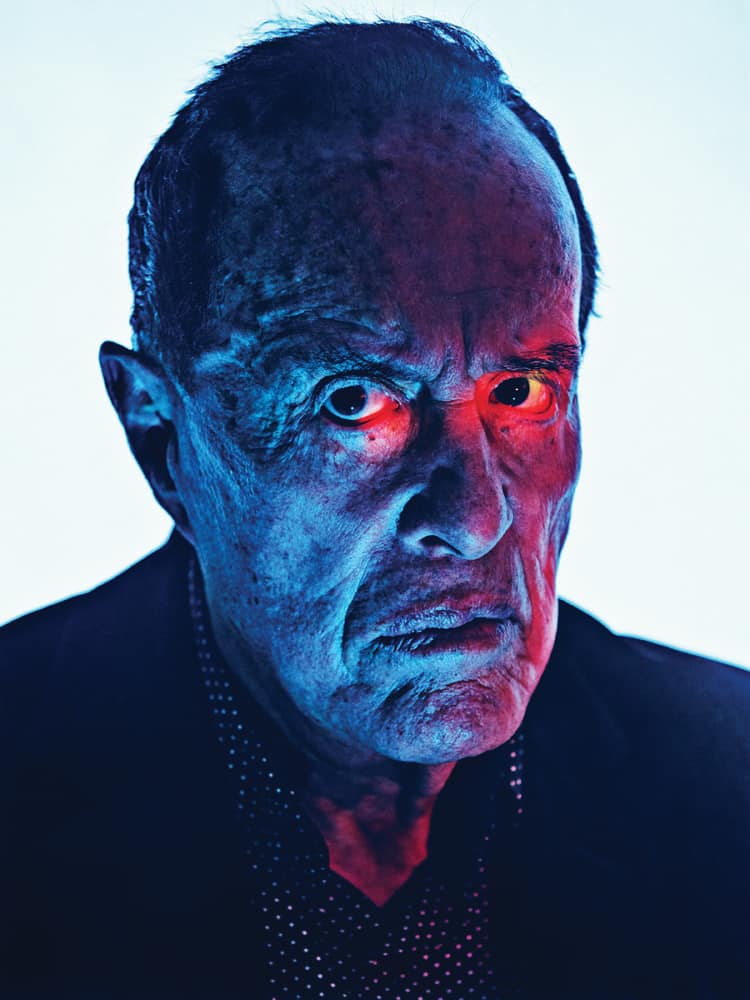 El artista viejo con luces demoníacas en los ojos
