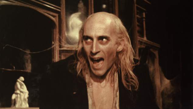 El creador de la película grita con el pelo largo y gris
