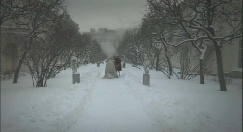 Los protagonistas vagan por los jardines nevados del palacio