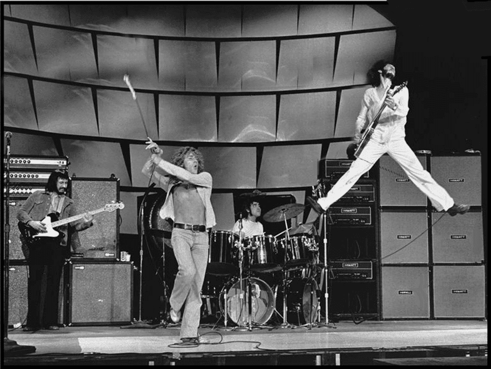 La banda actuando con sus movimientos característicos en un momento de la película