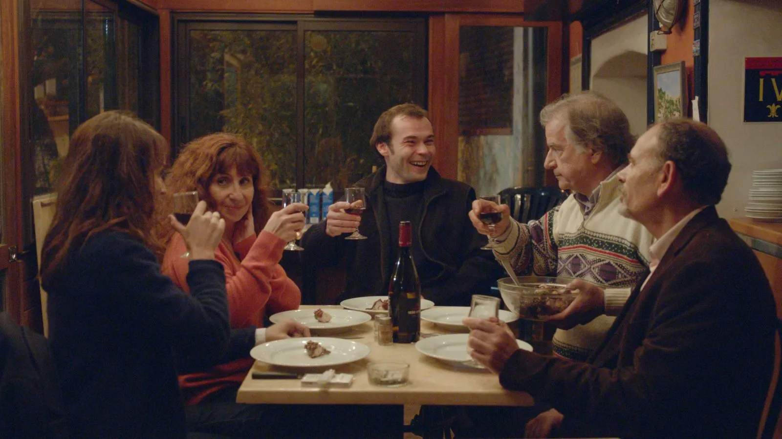 La familia brinda tras la cena