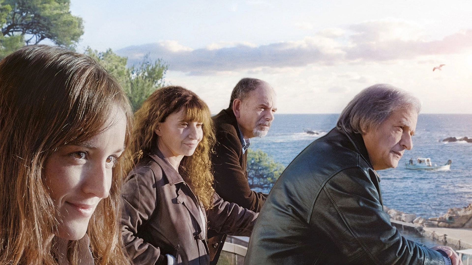 Los protagonistas miran al mar desde el jardín