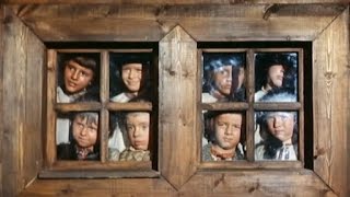Los niños miran desde la ventana cómo enloquecen los adultos dentro de la taberna