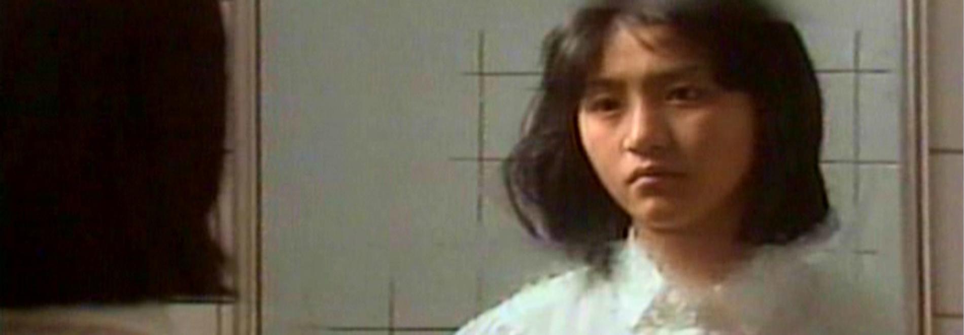 La protagonista se mira en el espejo tras haber herido a su violador