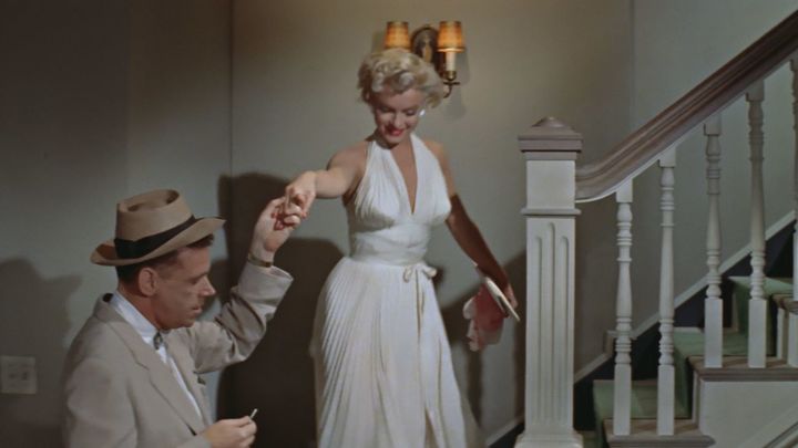 La protagonista sube las escaleras de la mano de su vecino